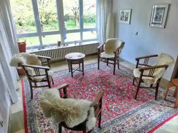 Ansicht unseres Praxisraums mit vier Stühlen